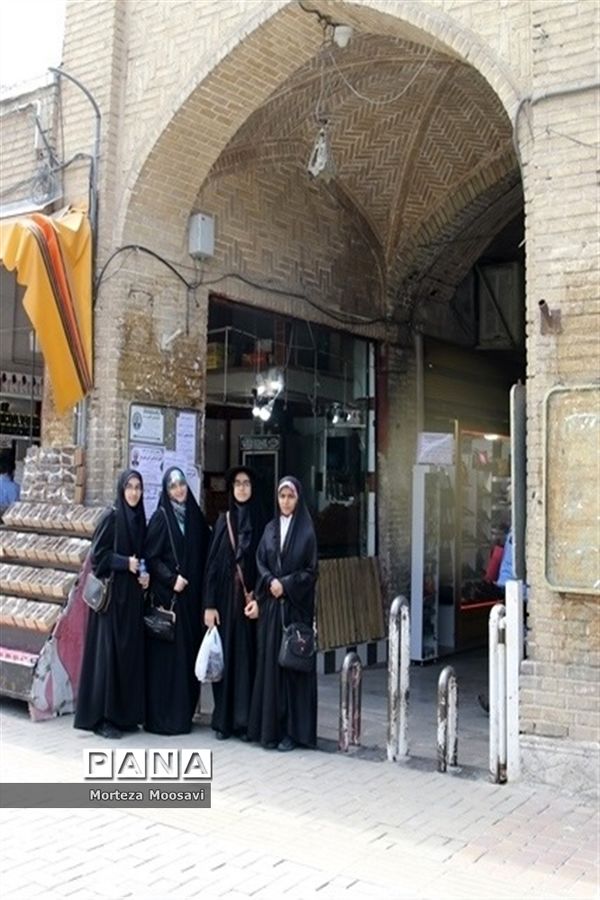 بازدید دانش‌آموزان شرکت کننده در مسابقات قرآن از نقاط دیدنی شهر زنجان