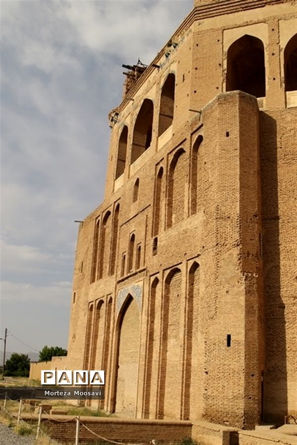 بازدید دانش‌آموزان شرکت کننده در مسابقات قرآن از نقاط دیدنی شهر زنجان