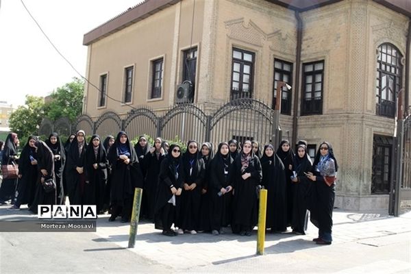 بازدید دانش‌آموزان شرکت کننده در مسابقات قرآن از نقاط دیدنی شهر زنجان