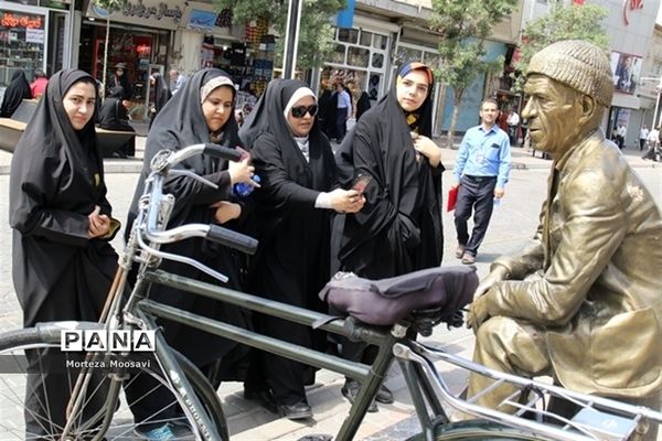 بازدید دانش‌آموزان شرکت کننده در مسابقات قرآن از نقاط دیدنی شهر زنجان