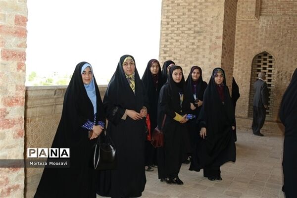 بازدید دانش‌آموزان شرکت کننده در مسابقات قرآن از نقاط دیدنی شهر زنجان