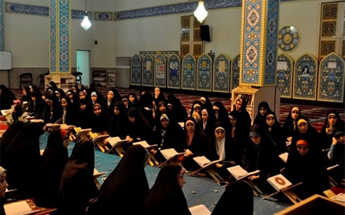برگزاری محفل انس با قرآن و نماز جماعت با حضور دانش آموزان دختر قرآنی