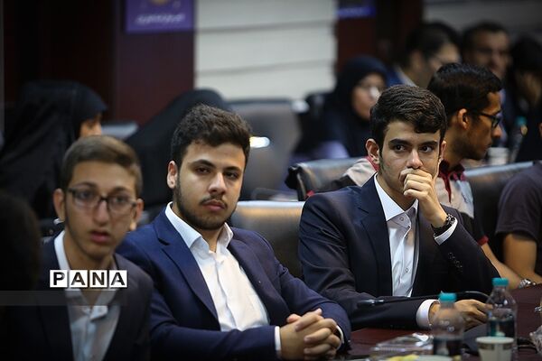 تجلیل از مدال‌آوران و شرکت کنندگان در المپیاد ریاضی لندن و المپیادی‌های فیزیک