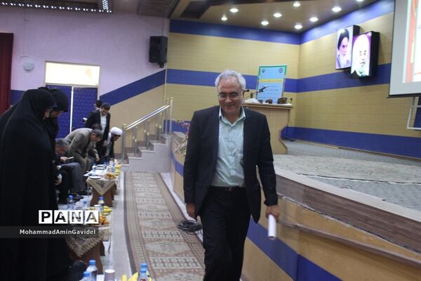 مراسم تجلیل از تسهیل گران برترطرح مشارکت اجتماعی دانش آموزان درپیشگیری از آسیب های اجتماعی استان آذربایجان شرقی