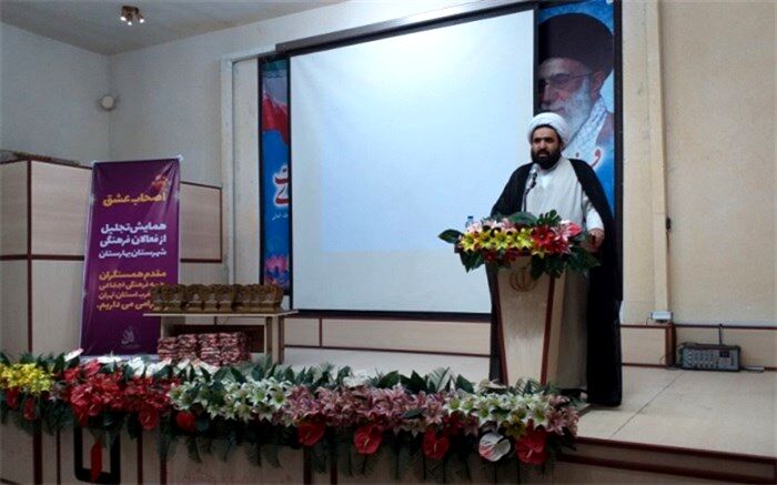 امام جمعه واوان: فعالان فرهنگی درد را شناسایی کنند و حول محور امامت جمع شوند