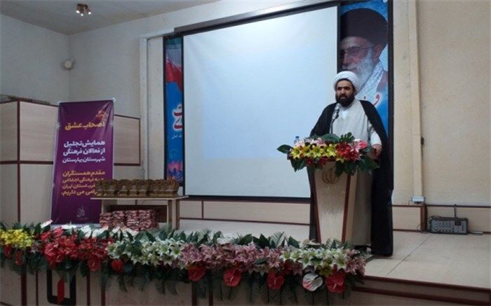امام جمعه واوان: فعالان فرهنگی درد را شناسایی کنند و حول محور امامت جمع شوند