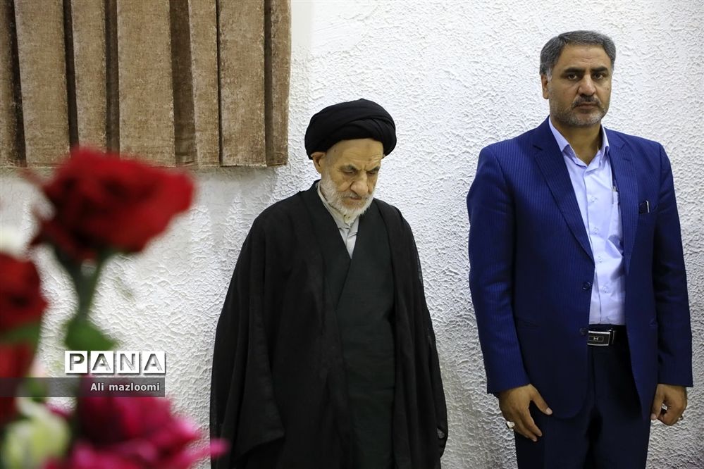 دیدار مدیرکل و جمعی از کارکنان سازمان فنی و حرفه‌ای خراسان جنوبی با حجت الاسلام و المسلمین حاج آقای عبادی