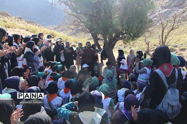کوهنوردی دختران پیشتاز در اردوگاه سانیج یزد