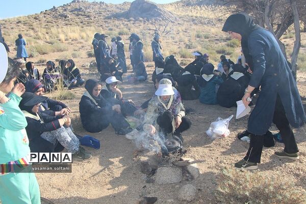 کوهنوردی دختران پیشتاز در اردوگاه سانیج یزد