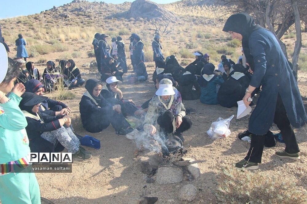 کوهنوردی دختران پیشتاز در اردوگاه سانیج یزد