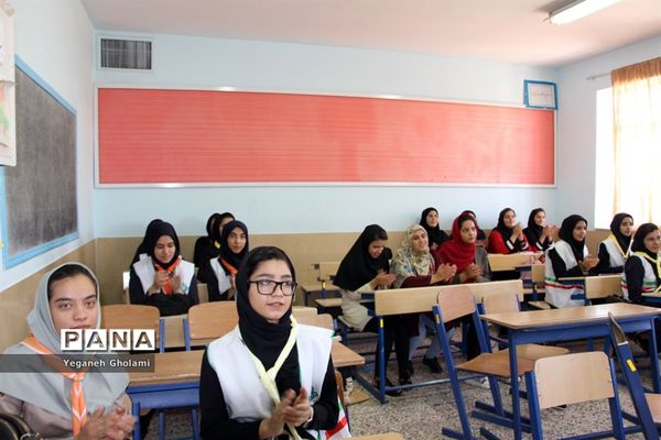 بازدید مدیر سازمان دانش‌آموزی استان از پایگاه‌های اوقات فراغت پیشتازان دختر