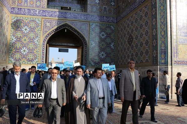 زیارت  جمعی دانش‌آموزان دختر قرآنی سراسر کشوردر حرم مطهر رضوی