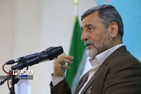 نشست تبیین مسائل جاری انقلاب اسلامی با سخنرانی صفار هرندی