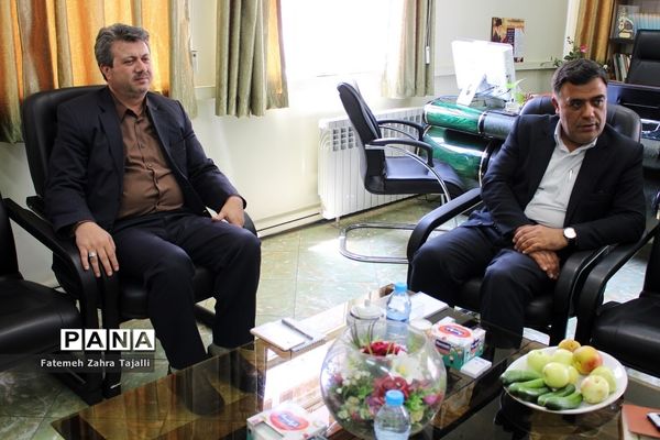 اهدای حکم مشاور مدیرکل آموزش و پرورش برای 2 نماینده مجلس دانش‌آموزی در استان سمنان