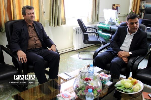 اهدای حکم مشاور مدیرکل آموزش و پرورش برای 2 نماینده مجلس دانش‌آموزی در استان سمنان