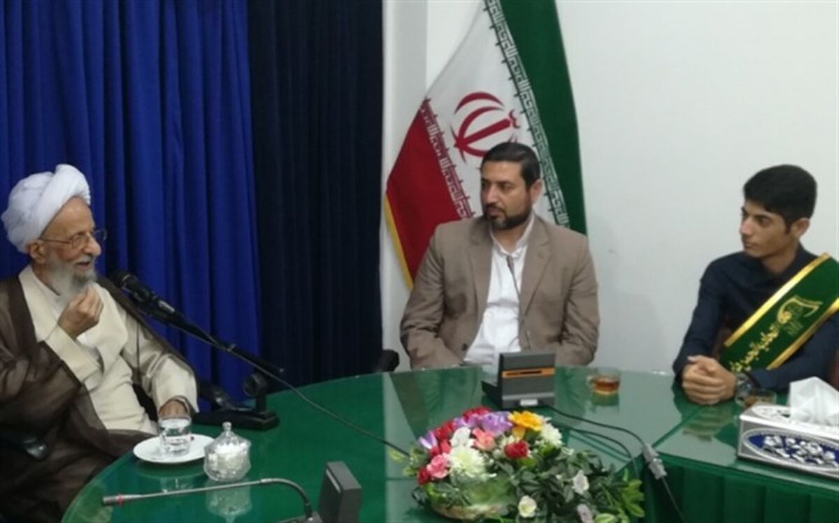 آیت الله مصباح یزدی: دانش آموزان نخبه مانند میوه های نوبر درخت دین و ایمان هستند