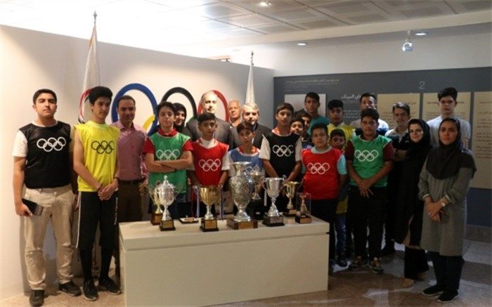 اهدای کاپ و تندیس‌های قهرمانی دانش‌آموزان به موزه کمیته ملی المپیک