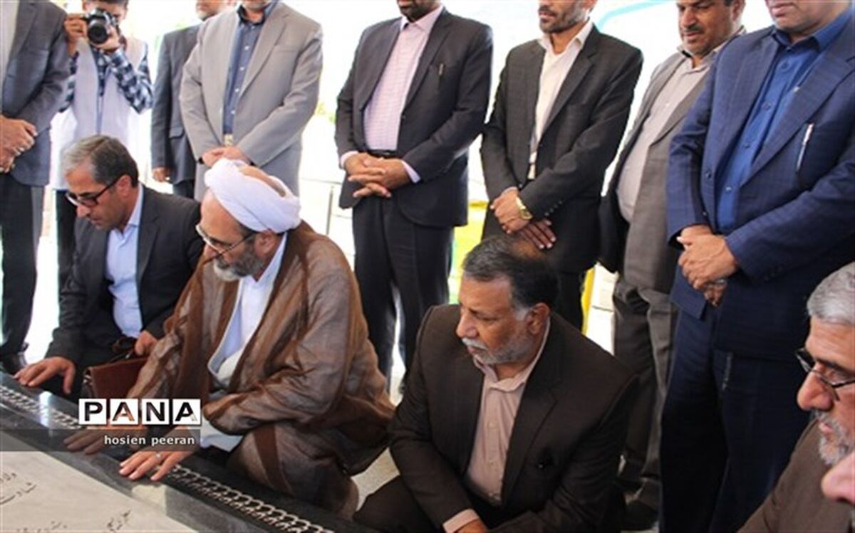 رئیس سازمان پژوهش و برنامه ریزی آموزشی به مقام شامخ شهدای زاهدان ادای احترام کرد