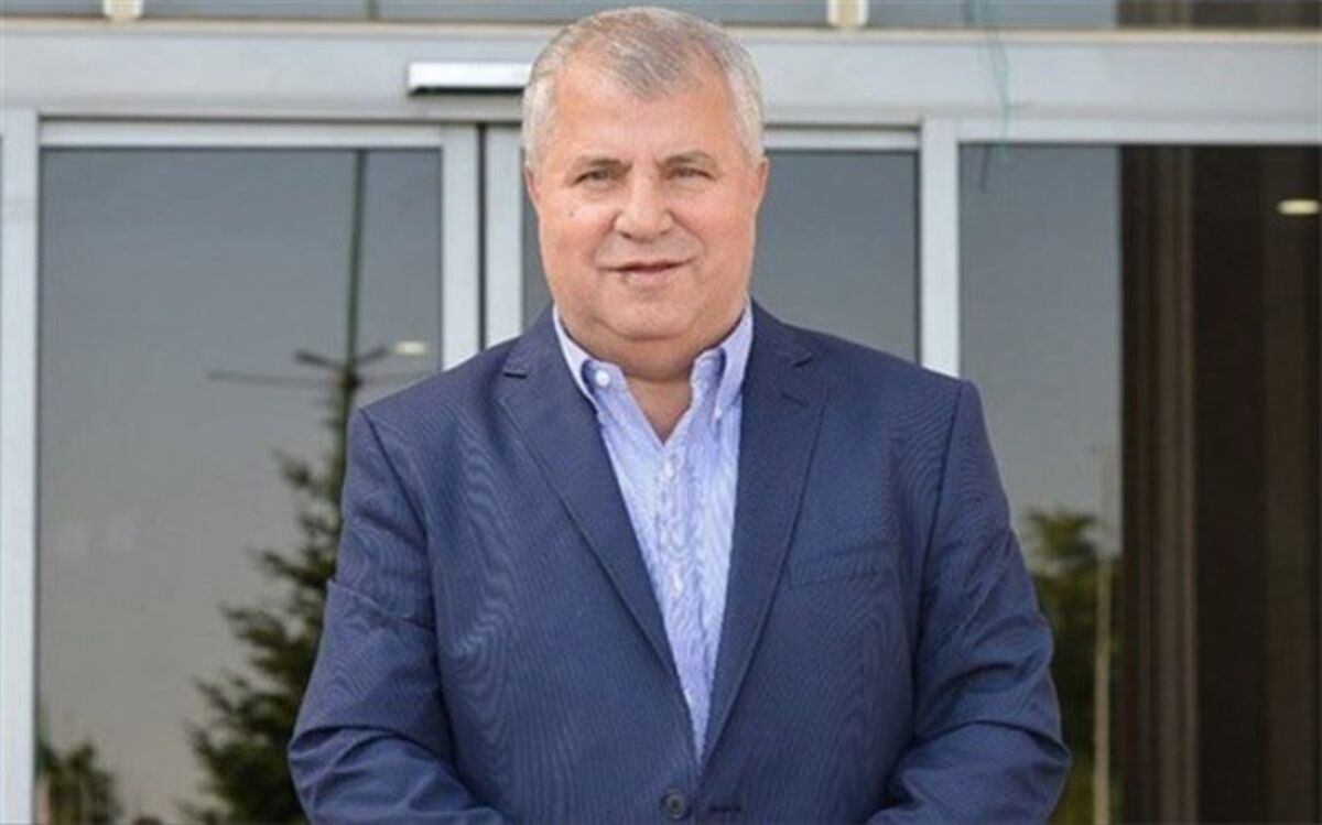 اهدای پیراهن اسطوره فوتبال پرسپولیس به شهردار تهران