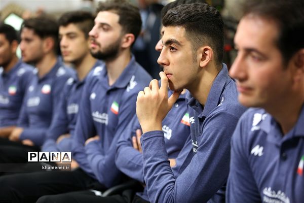 دیدار مدال‌آوران المپیادهای علمی و اعضای تیم ملی والیبال جوانان با رهبر انقلاب