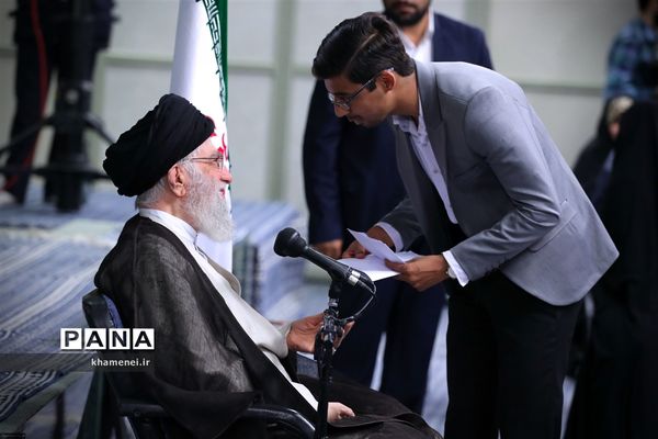 دیدار مدال‌آوران المپیادهای علمی و اعضای تیم ملی والیبال جوانان با رهبر انقلاب
