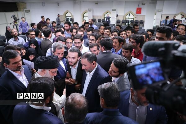 دیدار مدال‌آوران المپیادهای علمی و اعضای تیم ملی والیبال جوانان با رهبر انقلاب