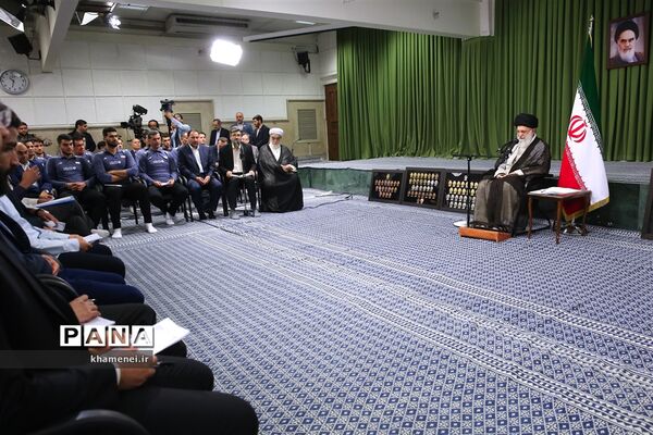دیدار مدال‌آوران المپیادهای علمی و اعضای تیم ملی والیبال جوانان با رهبر انقلاب