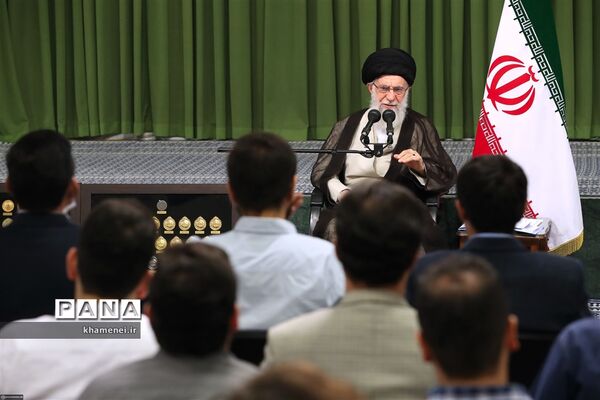 دیدار مدال‌آوران المپیادهای علمی و اعضای تیم ملی والیبال جوانان با رهبر انقلاب