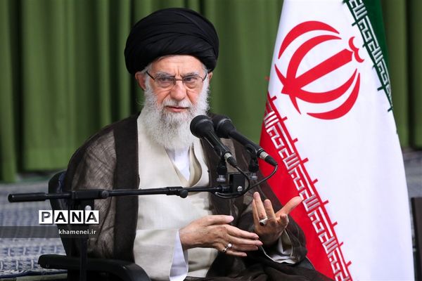 دیدار مدال‌آوران المپیادهای علمی و اعضای تیم ملی والیبال جوانان با رهبر انقلاب