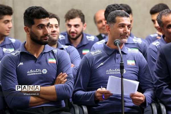 دیدار مدال‌آوران المپیادهای علمی و اعضای تیم ملی والیبال جوانان با رهبر انقلاب