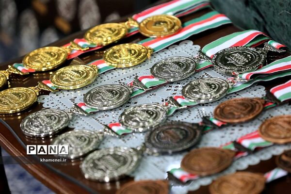 دیدار مدال‌آوران المپیادهای علمی و اعضای تیم ملی والیبال جوانان با رهبر انقلاب