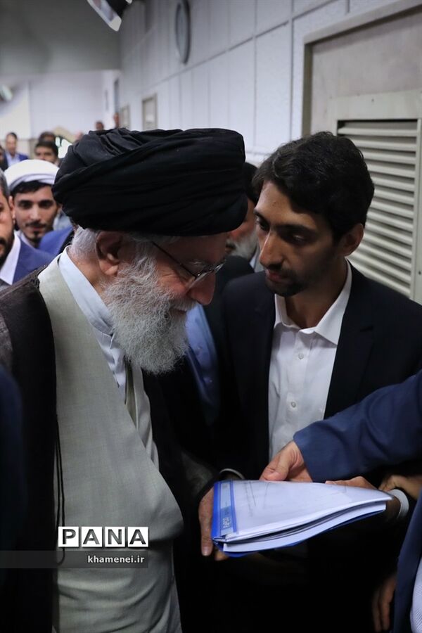 دیدار مدال‌آوران المپیادهای علمی و اعضای تیم ملی والیبال جوانان با رهبر انقلاب