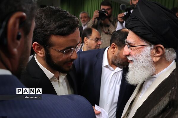 دیدار مدال‌آوران المپیادهای علمی و اعضای تیم ملی والیبال جوانان با رهبر انقلاب