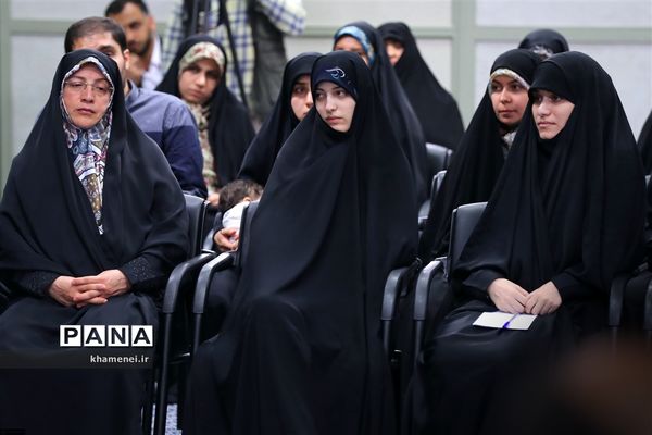 دیدار مدال‌آوران المپیادهای علمی و اعضای تیم ملی والیبال جوانان با رهبر انقلاب