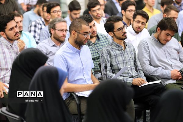 دیدار مدال‌آوران المپیادهای علمی و اعضای تیم ملی والیبال جوانان با رهبر انقلاب