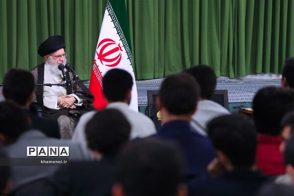 دیدار مدال‌آوران المپیادهای علمی و اعضای تیم ملی والیبال جوانان با رهبر انقلاب