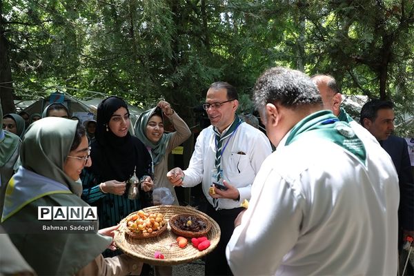 بازدید قائم مقام سازمان دانش آموزی از پخت غذا در نهمین دوره اردوی ملی پیشتازان دختر