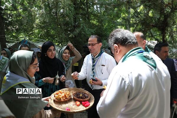 بازدید قائم مقام سازمان دانش آموزی از پخت غذا در نهمین دوره اردوی ملی پیشتازان دختر