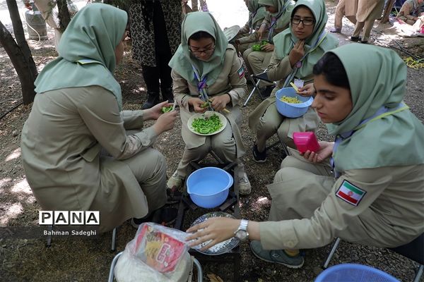 بازدید قائم مقام سازمان دانش آموزی از پخت غذا در نهمین دوره اردوی ملی پیشتازان دختر