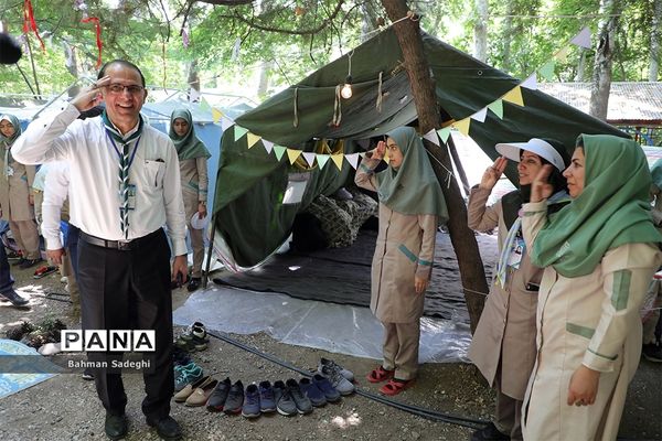 بازدید قائم مقام سازمان دانش آموزی از پخت غذا در نهمین دوره اردوی ملی پیشتازان دختر