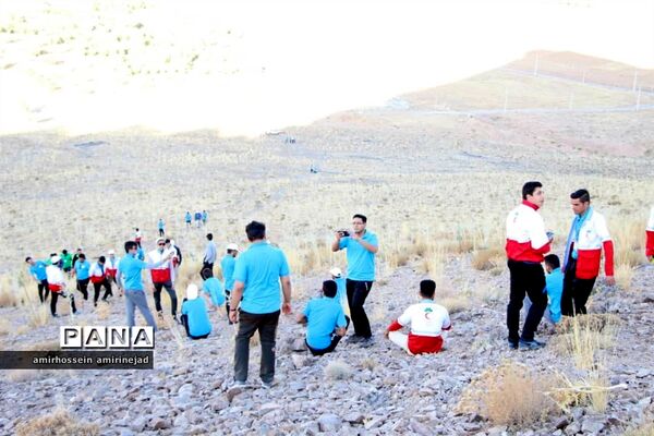 کوهپیمایی اعضای شرکت کننده در اردوی نشاط و امید جمعیت هلال احمر استان یزد