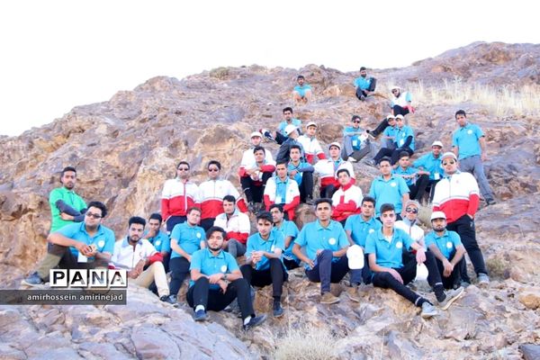 کوهپیمایی اعضای شرکت کننده در اردوی نشاط و امید جمعیت هلال احمر استان یزد