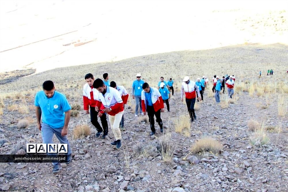 کوهپیمایی اعضای شرکت کننده در اردوی نشاط و امید جمعیت هلال احمر استان یزد
