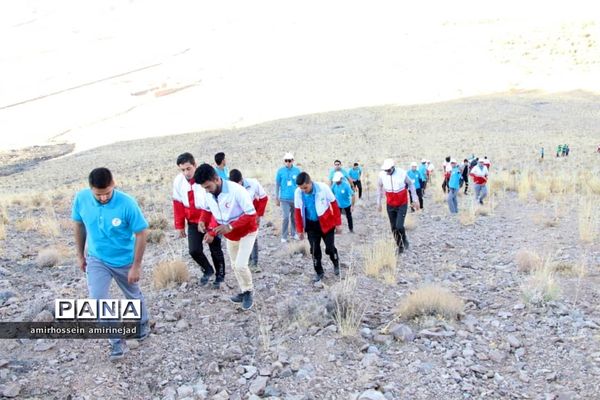 کوهپیمایی اعضای شرکت کننده در اردوی نشاط و امید جمعیت هلال احمر استان یزد