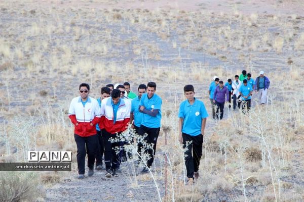 کوهپیمایی اعضای شرکت کننده در اردوی نشاط و امید جمعیت هلال احمر استان یزد
