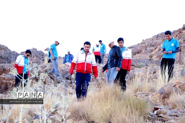 کوهپیمایی اعضای شرکت کننده در اردوی نشاط و امید جمعیت هلال احمر استان یزد