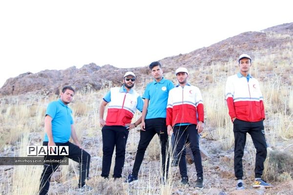 کوهپیمایی اعضای شرکت کننده در اردوی نشاط و امید جمعیت هلال احمر استان یزد