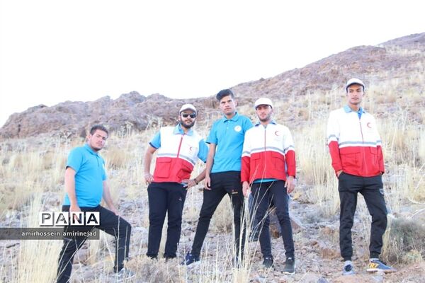 کوهپیمایی اعضای شرکت کننده در اردوی نشاط و امید جمعیت هلال احمر استان یزد