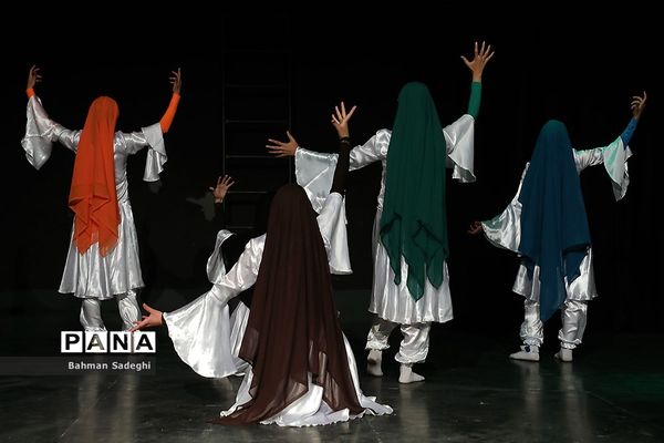 بازدید معاون پرورشی از سی و هفتمین جشنواره فرهنگی و هنری دانش‌آموزان برگزیده دختر کشور