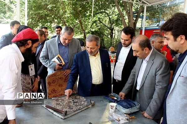 بازدید معاون پرورشی و فرهنگی آموزش‌وپرورش از نمایشگاه آثار تجسمی دانش‌آموزان جشنواره فرهنگی و هنری